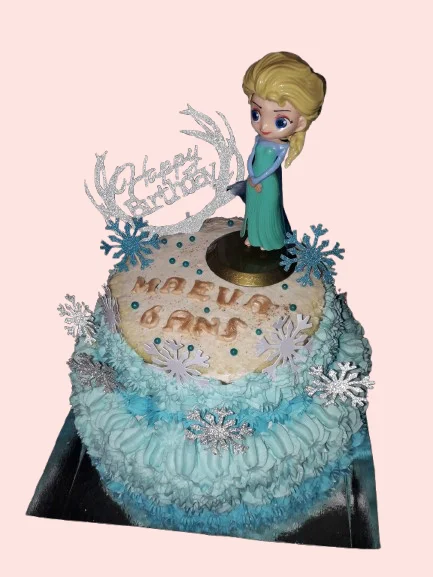 Un gâteau d'anniversaire féerique inspiré de la Reine des Neiges Un gâteau d'anniversaire féerique inspiré de la Reine des Neiges